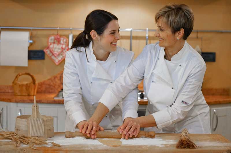 Elisa e Adele insieme preparano i loro piatti